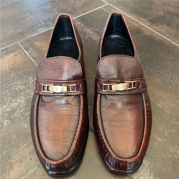 Elegant Brown Leather Loafers with Gold Buckle - Picture 6 of 8